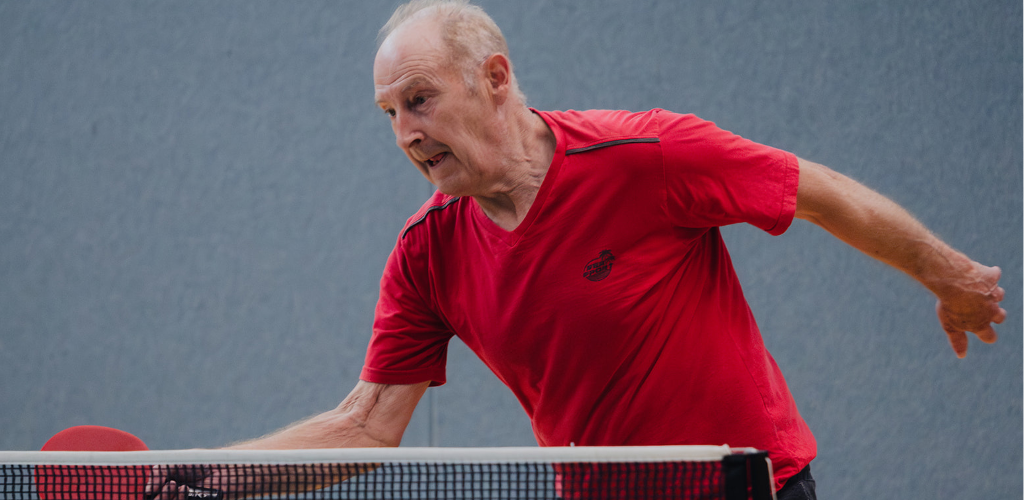 Ein Mann pariert im Tischtennisspiel.